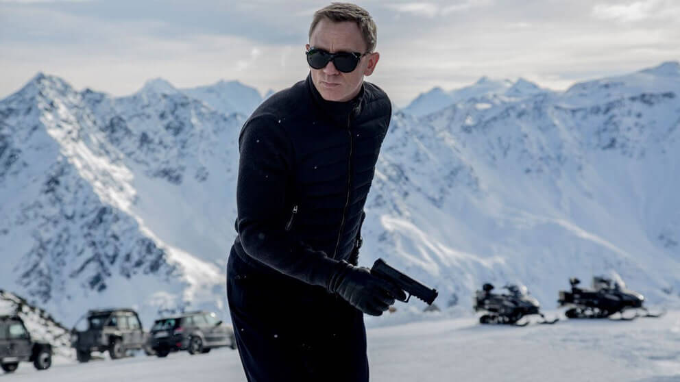 Daniel Craig sebagai James Bond berpakaian serba hitam serta kaca mata hitam plus pistolnya